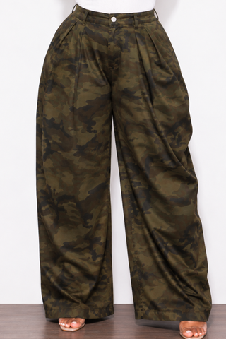 Final Sale Plus Size Ruched Loose Fit Pants in Camouflage Print