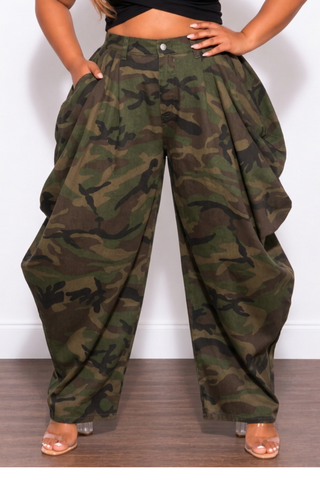 Final Sale Plus Size Exaggerated Hips Baggy Fit Pants in Camouflage Print