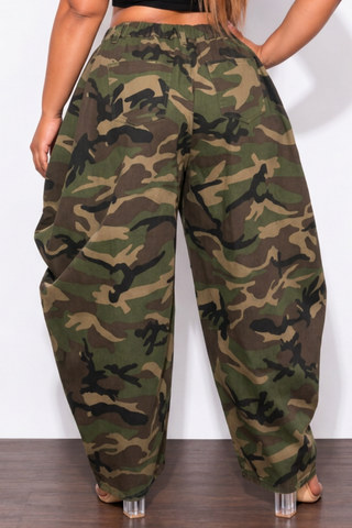 Final Sale Plus Size Exaggerated Hips Baggy Fit Pants in Camouflage Print