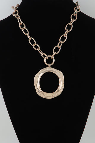 Final Sale Hammered Loop Link Chain Necklace in Gold