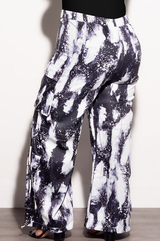 Final Sale Plus Size Printed Cargo Pants with Pockets in Black & White